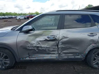 2023 Kia Seltos S z VIN KNDEU2AA7P7457600, wystawiony jako IAAI lot #42238448 z przebiegiem 21 074 mil mil oraz . Historia ofert i sprzedaży dostępna na DreamBid. Obrazek 14.