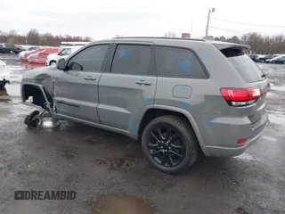 2020 Jeep Grand Cherokee Altitude z VIN 1C4RJFAG1LC207857, wystawiony jako IAAI lot #41932217 z przebiegiem 56 529 mil mil oraz . Historia ofert i sprzedaży dostępna na DreamBid. Obrazek 3.