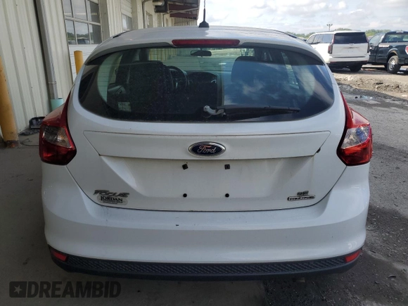 2014 Ford Focus SE z VIN 1FADP3K22EL119306, wystawiony jako Copart lot #56653505 z przebiegiem 109 021 mil mil oraz Czysty tytuł • Clean title. Historia ofert i sprzedaży dostępna na DreamBid. Obrazek 6.