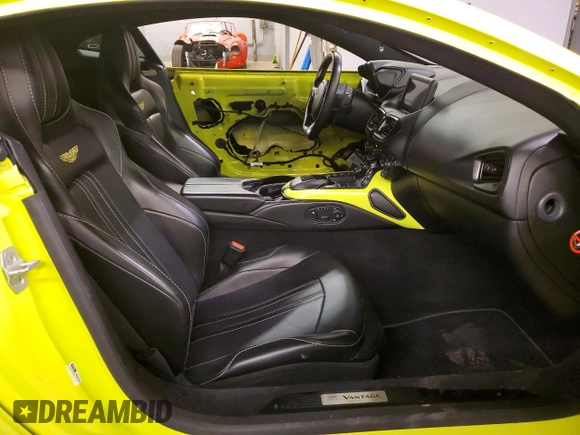 2020 Aston Martin Vantage z VIN SCFSMGAWXLGN03363, wystawiony jako Copart lot #81833084 z przebiegiem Nie podano mil oraz Szkoda całkowita • Salvage title. Historia ofert i sprzedaży dostępna na DreamBid. Obrazek 10.