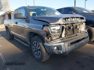 2017 Toyota Tundra SR5 z VIN 5TFRY5F12HX219154, wystawiony jako IAAI lot #42014740 z przebiegiem 137 813 mil mil oraz . Historia ofert i sprzedaży dostępna na DreamBid. Obrazek 1.
