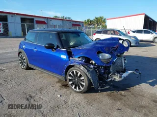 2020 MINI Hardtop Cooper S z VIN WMWXR5C09L2M32640, wystawiony jako IAAI lot #41463311 z przebiegiem 62 050 mil mil oraz . Historia ofert i sprzedaży dostępna na DreamBid. Obrazek 1.