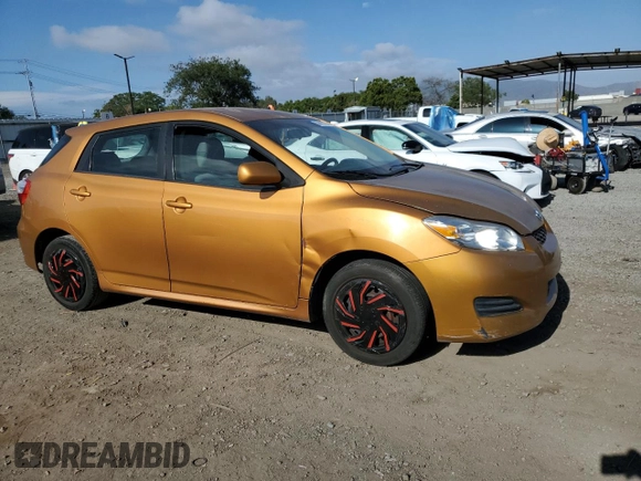2009 Toyota Matrix z VIN 2T1KU40E99C023747, wystawiony jako Copart lot #56692735 z przebiegiem 190 515 mil mil oraz Czysty tytuł • Clean title. Historia ofert i sprzedaży dostępna na DreamBid. Obrazek 4.