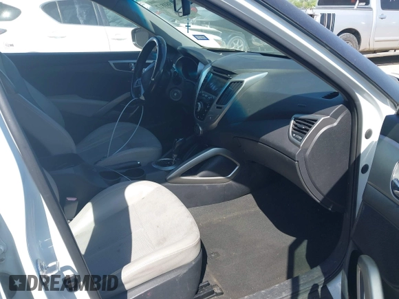 2013 Hyundai Veloster w/Black Int z VIN KMHTC6AD6DU107198, wystawiony jako IAAI lot #41983969 z przebiegiem 164 819 mil mil oraz . Historia ofert i sprzedaży dostępna na DreamBid. Obrazek 5.