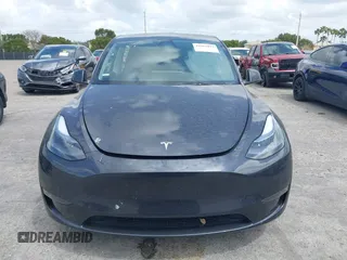 2024 Tesla Model Y Long Range with VIN 7SAYGDEE2RA318579, listed as a IAAI auction lot 41911015 with 9,277 mi miles. Bid and sale history available at carsss.com. Image 12.