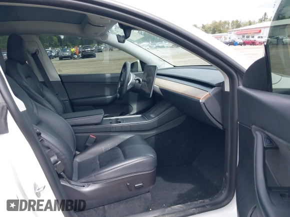 2022 Tesla Model Y Long Range z VIN 7SAYGDEE9NF494901, wystawiony jako IAAI lot #42310520 z przebiegiem 62 515 mil mil oraz . Historia ofert i sprzedaży dostępna na DreamBid. Obrazek 5.