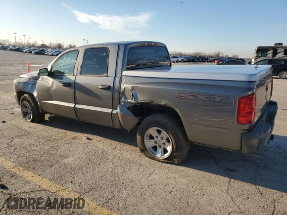 2008 Dodge Dakota SXT z VIN 1D7HW38K48S525576, wystawiony jako Copart lot #84548714 z przebiegiem 107 841 mil mil oraz Szkoda całkowita • Salvage title. Historia ofert i sprzedaży dostępna na DreamBid. Obrazek 2.