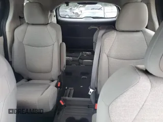 2024 Toyota Sienna LE z VIN 5TDKRKEC7RS188975, wystawiony jako Copart lot #61656985 z przebiegiem 1 017 mil mil oraz Szkoda całkowita • Salvage title. Historia ofert i sprzedaży dostępna na DreamBid. Obrazek 10.