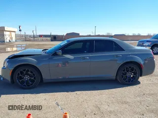 2019 Chrysler 300 S z VIN 2C3CCABG8KH538131, wystawiony jako IAAI lot #41342680 z przebiegiem 85 878 mil mil oraz . Historia ofert i sprzedaży dostępna na DreamBid. Obrazek 14.