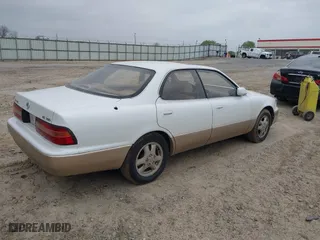 1996 Lexus ES 300 with VIN JT8BF12G6T0148230, listed as a IAAI auction lot 38985805 with 296,043 mi miles. Bid and sale history available at carsss.com. Image 4.