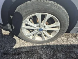 2019 Ford Escape SE z VIN 1FMCU0GD5KUC07713, wystawiony jako IAAI lot #42524778 z przebiegiem 86 392 mil mil oraz . Historia ofert i sprzedaży dostępna na DreamBid. Obrazek 21.
