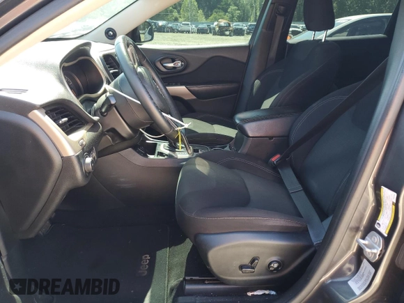 2017 Jeep Cherokee Latitude z VIN 1C4PJLCB8HW640881, wystawiony jako Copart lot #57718415 z przebiegiem 185 761 mil mil oraz Szkoda całkowita • Salvage title. Historia ofert i sprzedaży dostępna na DreamBid. Obrazek 7.