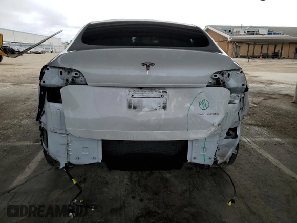 2022 Tesla Model Y Long Range z VIN 7SAYGAEE9NF493262, wystawiony jako Copart lot #52975005 z przebiegiem 63 189 mil mil oraz Szkoda całkowita • Salvage title. Historia ofert i sprzedaży dostępna na DreamBid. Obrazek 6.