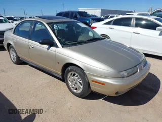 1998 Saturn SL z VIN 1G8ZK5271WZ129808, wystawiony jako IAAI lot #41993909 z przebiegiem 172 551 mil mil oraz . Historia ofert i sprzedaży dostępna na DreamBid. Obrazek 1.