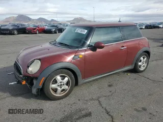 2008 MINI Hardtop z VIN WMWMF33548TU65011, wystawiony jako Copart lot #82175524 z przebiegiem 197 702 mil mil oraz Szkody całkowita. Historia ofert i sprzedaży dostępna na DreamBid. Obrazek 1.
