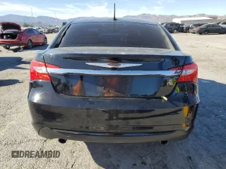 2012 Chrysler 200 Touring z VIN 1C3CCBBG0CN277060, wystawiony jako Copart lot #57295715 z przebiegiem 140 979 mil mil oraz Szkoda całkowita • Salvage title. Historia ofert i sprzedaży dostępna na DreamBid. Obrazek 6.