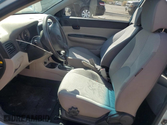2010 Hyundai Accent GS z VIN KMHCM3AC4AU174333, wystawiony jako Copart lot #54440125 z przebiegiem 63 312 mil mil oraz Szkoda całkowita • Salvage title. Historia ofert i sprzedaży dostępna na DreamBid. Obrazek 7.