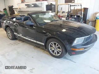 2005 Ford Mustang Deluxe z VIN 1ZVFT84N855165811, wystawiony jako IAAI lot #42208259 z przebiegiem 128 799 mil mil oraz . Historia ofert i sprzedaży dostępna na DreamBid. Obrazek 1.