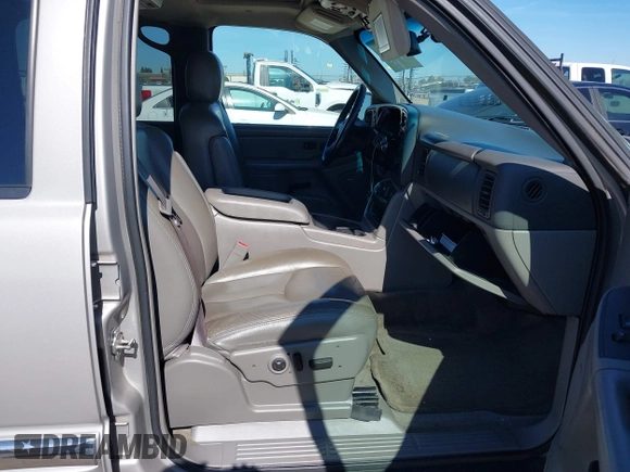 2005 GMC Yukon XL SLT with VIN 1GKFK16Z75J185959, listed as a IAAI auction lot 41679673 with 275,667 mi miles. Bid and sale history available at carsss.com. Image 5.