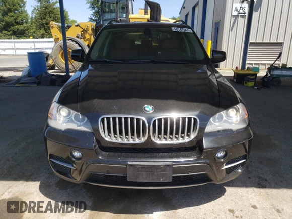 2013 BMW X5 xDrive35i z VIN 5UXZV4C56D0E11871, wystawiony jako Copart lot #58247665 z przebiegiem 136 874 mil mil oraz Szkoda całkowita • Salvage title. Historia ofert i sprzedaży dostępna na DreamBid. Obrazek 5.
