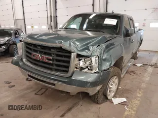 2008 GMC Sierra 2500HD SLT z VIN 1GTHK29648E184776, wystawiony jako IAAI lot #41702854 z przebiegiem 215 160 mil mil oraz . Historia ofert i sprzedaży dostępna na DreamBid. Obrazek 2.