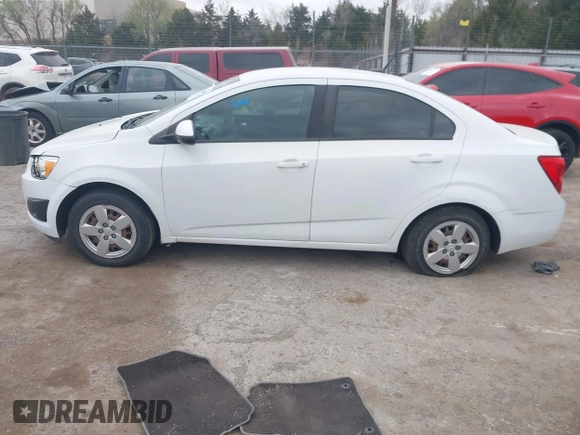 2014 Chevrolet Sonic LS z VIN 1G1JA5SH9E4180377, wystawiony jako IAAI lot #41839198 z przebiegiem 156 357 mil mil oraz . Historia ofert i sprzedaży dostępna na DreamBid. Obrazek 14.