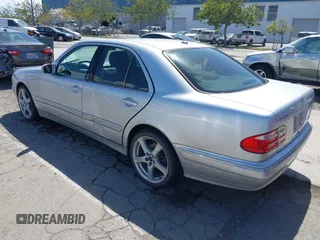 2001 Mercedes-Benz E 320 z VIN WDBJF65J51B311774, wystawiony jako IAAI lot #41953089 z przebiegiem 170 338 mil mil oraz . Historia ofert i sprzedaży dostępna na DreamBid. Obrazek 3.