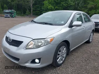 2010 Toyota Corolla z VIN 1NXBU4EE3AZ377078, wystawiony jako IAAI lot #42355051 z przebiegiem 202 547 mil mil oraz . Historia ofert i sprzedaży dostępna na DreamBid. Obrazek 2.