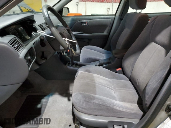 2001 Toyota Camry CE z VIN JT2BG28K810573972, wystawiony jako Copart lot #51733485 z przebiegiem 143 665 mil mil oraz Szkoda całkowita • Salvage title. Historia ofert i sprzedaży dostępna na DreamBid. Obrazek 7.
