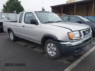 1998 Nissan Frontier XE z VIN 1N6DD26S9WC334199, wystawiony jako IAAI lot #41355107 z przebiegiem 111 271 mil mil oraz . Historia ofert i sprzedaży dostępna na DreamBid. Obrazek 1.