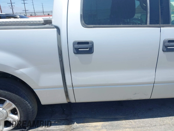 2004 Ford F-150 XLT z VIN 1FTPW12574KA94710, wystawiony jako IAAI lot #42505287 z przebiegiem 154 469 mil mil oraz . Historia ofert i sprzedaży dostępna na DreamBid. Obrazek 14.