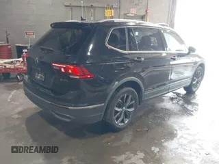 2022 Volkswagen Tiguan SE z VIN 3VV2B7AX6NM073743, wystawiony jako IAAI lot #39948815 z przebiegiem 56 368 mil mil oraz . Historia ofert i sprzedaży dostępna na DreamBid. Obrazek 4.