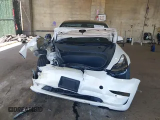 2022 Tesla Model 3 Long Range z VIN 5YJ3E1EB1NF192570, wystawiony jako IAAI lot #42230750 z przebiegiem 63 462 mil mil oraz . Historia ofert i sprzedaży dostępna na DreamBid. Obrazek 12.