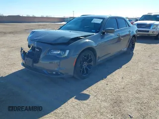 2019 Chrysler 300 S z VIN 2C3CCABG8KH538131, wystawiony jako IAAI lot #41342680 z przebiegiem 85 878 mil mil oraz . Historia ofert i sprzedaży dostępna na DreamBid. Obrazek 17.