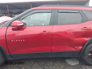 2021 Chevrolet Blazer LT z VIN 3GNKBCRS8MS563912, wystawiony jako IAAI lot #42209536 z przebiegiem Nie podano mil oraz . Historia ofert i sprzedaży dostępna na DreamBid. Obrazek 14.