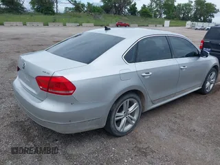 2013 Volkswagen Passat SE z VIN 1VWBN7A30DC056730, wystawiony jako IAAI lot #42542464 z przebiegiem 190 608 mil mil oraz . Historia ofert i sprzedaży dostępna na DreamBid. Obrazek 4.