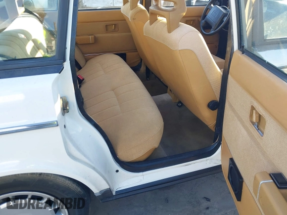 1990 Volvo 240 z VIN YV1AA8846L1429028, wystawiony jako IAAI lot #41370630 z przebiegiem 132 354 mil mil oraz . Historia ofert i sprzedaży dostępna na DreamBid. Obrazek 8.