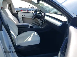 2021 Tesla Model Y Standard Range z VIN 5YJYGDED4MF162982, wystawiony jako IAAI lot #41378674 z przebiegiem 60 267 mil mil oraz . Historia ofert i sprzedaży dostępna na DreamBid. Obrazek 5.