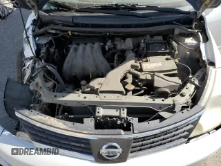 2009 Nissan Versa S z VIN 3N1BC11E79L501857, wystawiony jako Copart lot #58256025 z przebiegiem 156 313 mil mil oraz Szkoda całkowita • Salvage title. Historia ofert i sprzedaży dostępna na DreamBid. Obrazek 11.