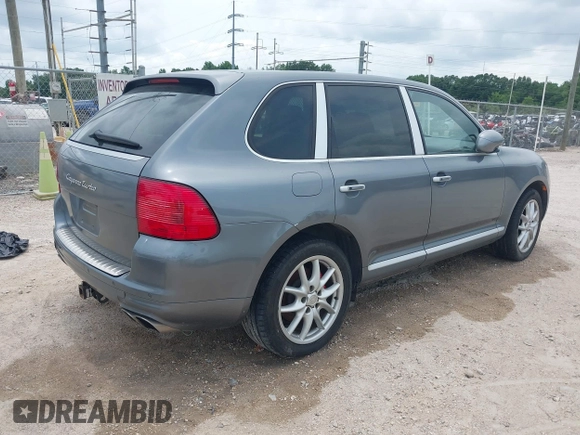2005 Porsche Cayenne Turbo z VIN WP1AC29P25LA90019, wystawiony jako IAAI lot #42295764 z przebiegiem 164 927 mil mil oraz . Historia ofert i sprzedaży dostępna na DreamBid. Obrazek 4.