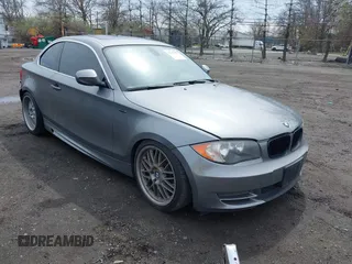 2011 BMW 1 Series 128i z VIN WBAUP9C52BVL89591, wystawiony jako IAAI lot #41951870 z przebiegiem 131 377 mil mil oraz . Historia ofert i sprzedaży dostępna na DreamBid. Obrazek 1.