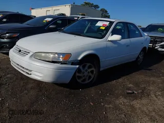 1999 Toyota Camry LE z VIN 4T1BF28K5XU930080, wystawiony jako IAAI lot #41986577 z przebiegiem 145 224 mil mil oraz . Historia ofert i sprzedaży dostępna na DreamBid. Obrazek 2.