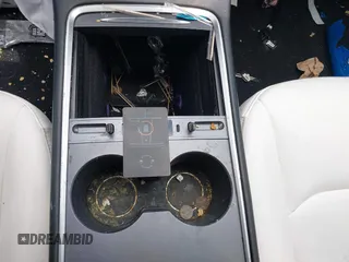 2022 Tesla Model 3 Long Range z VIN 5YJ3E1EBXNF168686, wystawiony jako IAAI lot #41933028 z przebiegiem 57 482 mil mil oraz . Historia ofert i sprzedaży dostępna na DreamBid. Obrazek 11.