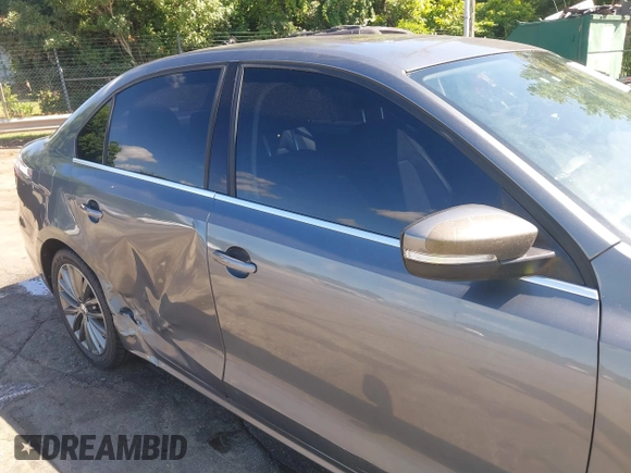 2011 Volkswagen Jetta SEL with VIN 3VWLZ7AJXBM352695, listed as a IAAI auction lot 42325497 with 166,864 mi miles and . Bid and sale history available at DreamBid. Image 13.