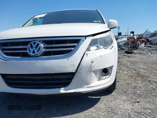 2011 Volkswagen Routan SE z VIN 2V4RW3DG3BR717540, wystawiony jako IAAI lot #42198036 z przebiegiem 134 197 mil mil oraz . Historia ofert i sprzedaży dostępna na DreamBid. Obrazek 6.
