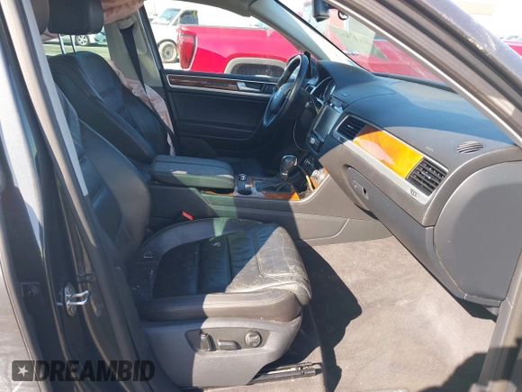 2013 Volkswagen Touareg Exec z VIN WVGEF9BP9DD011799, wystawiony jako IAAI lot #41615162 z przebiegiem 137 054 mil mil oraz . Historia ofert i sprzedaży dostępna na DreamBid. Obrazek 5.