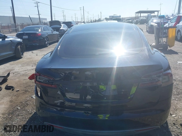 2014 Tesla Model S 60 z VIN 5YJSA1H13EFP42250, wystawiony jako IAAI lot #42267590 z przebiegiem 196 142 mil mil oraz . Historia ofert i sprzedaży dostępna na DreamBid. Obrazek 17.