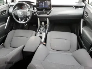 2022 Toyota Corolla Cross LE z VIN 7MUBAABG2NV007483, wystawiony jako Copart lot #55647665 z przebiegiem 43 699 mil mil oraz Szkody całkowita. Historia ofert i sprzedaży dostępna na DreamBid. Obrazek 8.