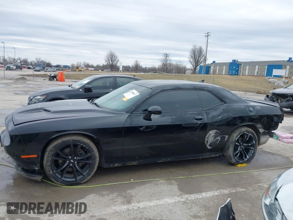 2017 Dodge Challenger SXT z VIN 2C3CDZAG5HH501706, wystawiony jako IAAI lot #41508621 z przebiegiem 93 658 mil mil oraz . Historia ofert i sprzedaży dostępna na DreamBid. Obrazek 14.