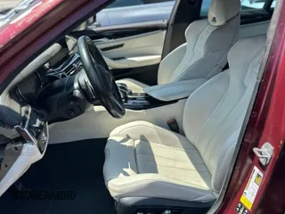 2018 BMW M5 z VIN WBSJF0C55JB283553, wystawiony jako Copart lot #55519235 z przebiegiem 57 128 mil mil oraz Szkody całkowita. Historia ofert i sprzedaży dostępna na DreamBid. Obrazek 5.